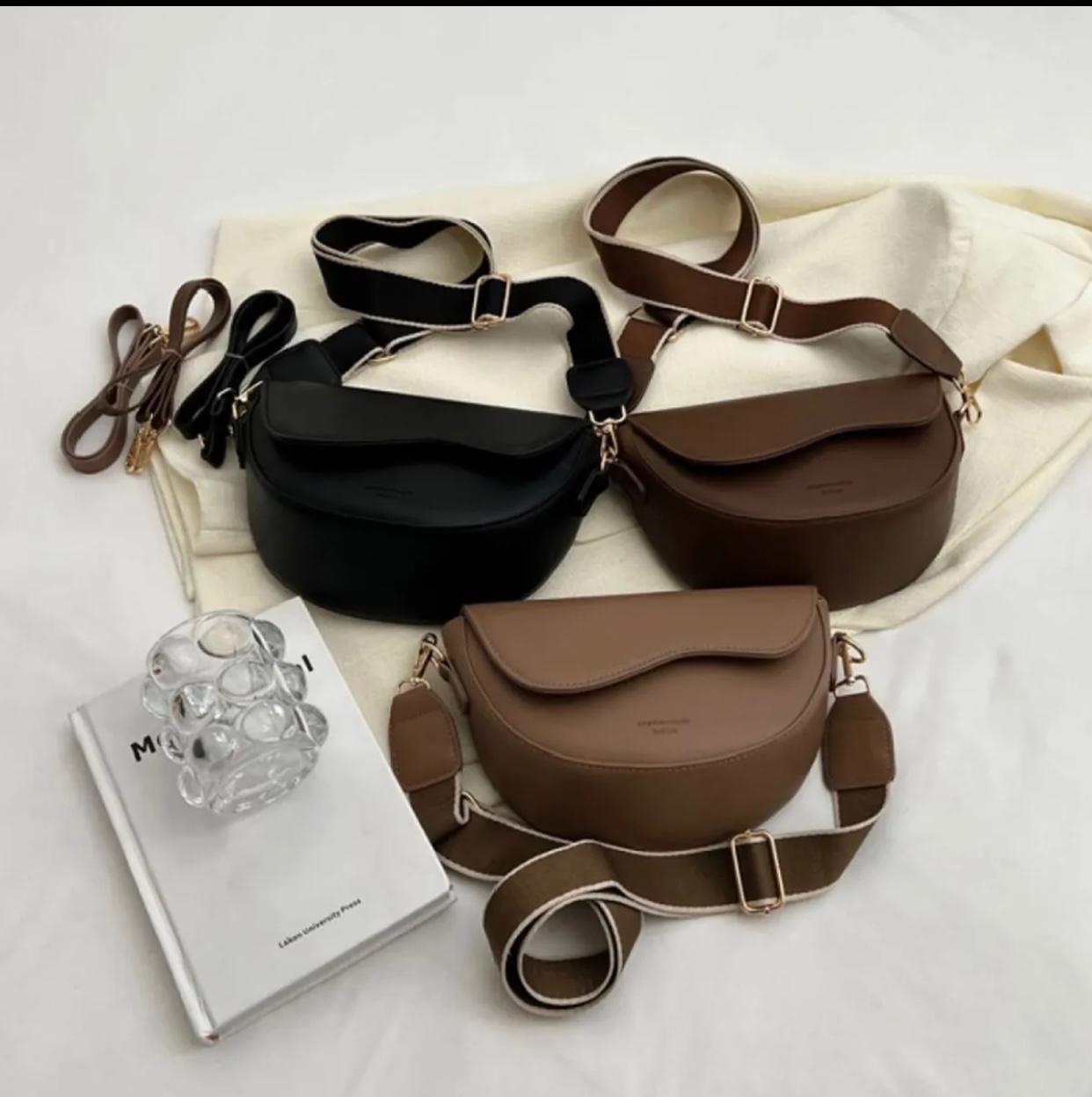 The Essence of Elegance – A Modern White Shoulder Bag That Defines Minimal Luxury ✨ This stunning white shoulder bag is the true definition of modern elegance and timeless charm. Designed for those who believe in simplicity with a touch of sophisticatio