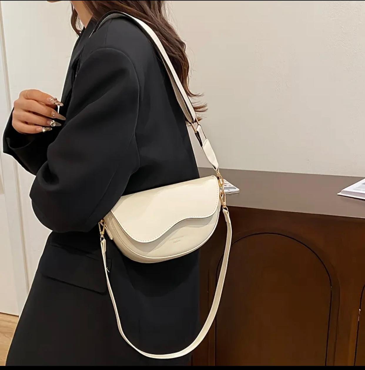 The Essence of Elegance – A Modern White Shoulder Bag That Defines Minimal Luxury ✨ This stunning white shoulder bag is the true definition of modern elegance and timeless charm. Designed for those who believe in simplicity with a touch of sophisticatio