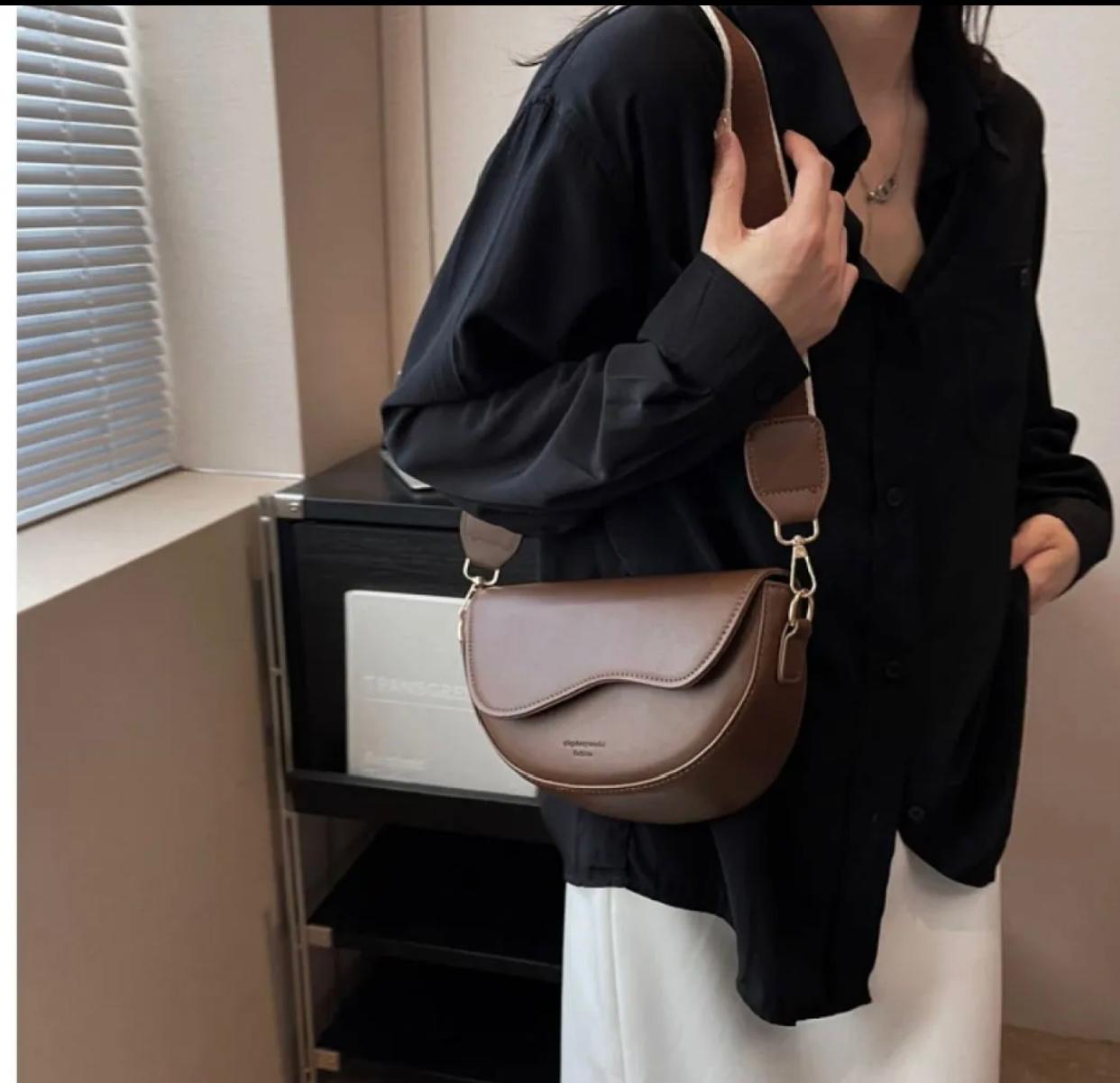 The Essence of Elegance – A Modern White Shoulder Bag That Defines Minimal Luxury ✨ This stunning white shoulder bag is the true definition of modern elegance and timeless charm. Designed for those who believe in simplicity with a touch of sophisticatio