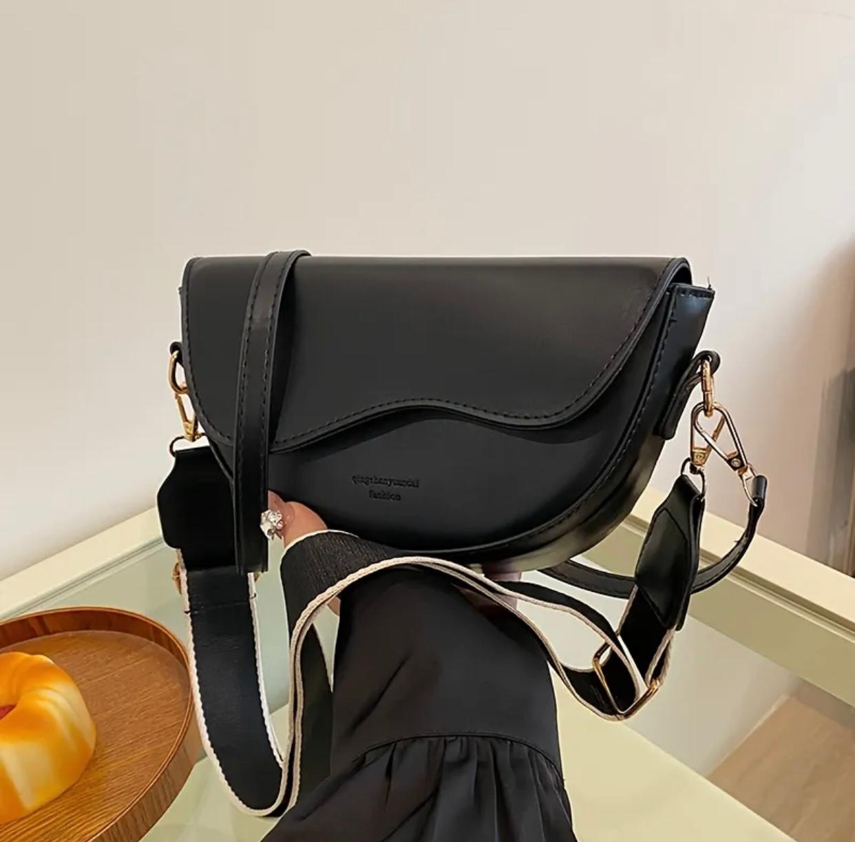 The Essence of Elegance – A Modern White Shoulder Bag That Defines Minimal Luxury ✨ This stunning white shoulder bag is the true definition of modern elegance and timeless charm. Designed for those who believe in simplicity with a touch of sophisticatio